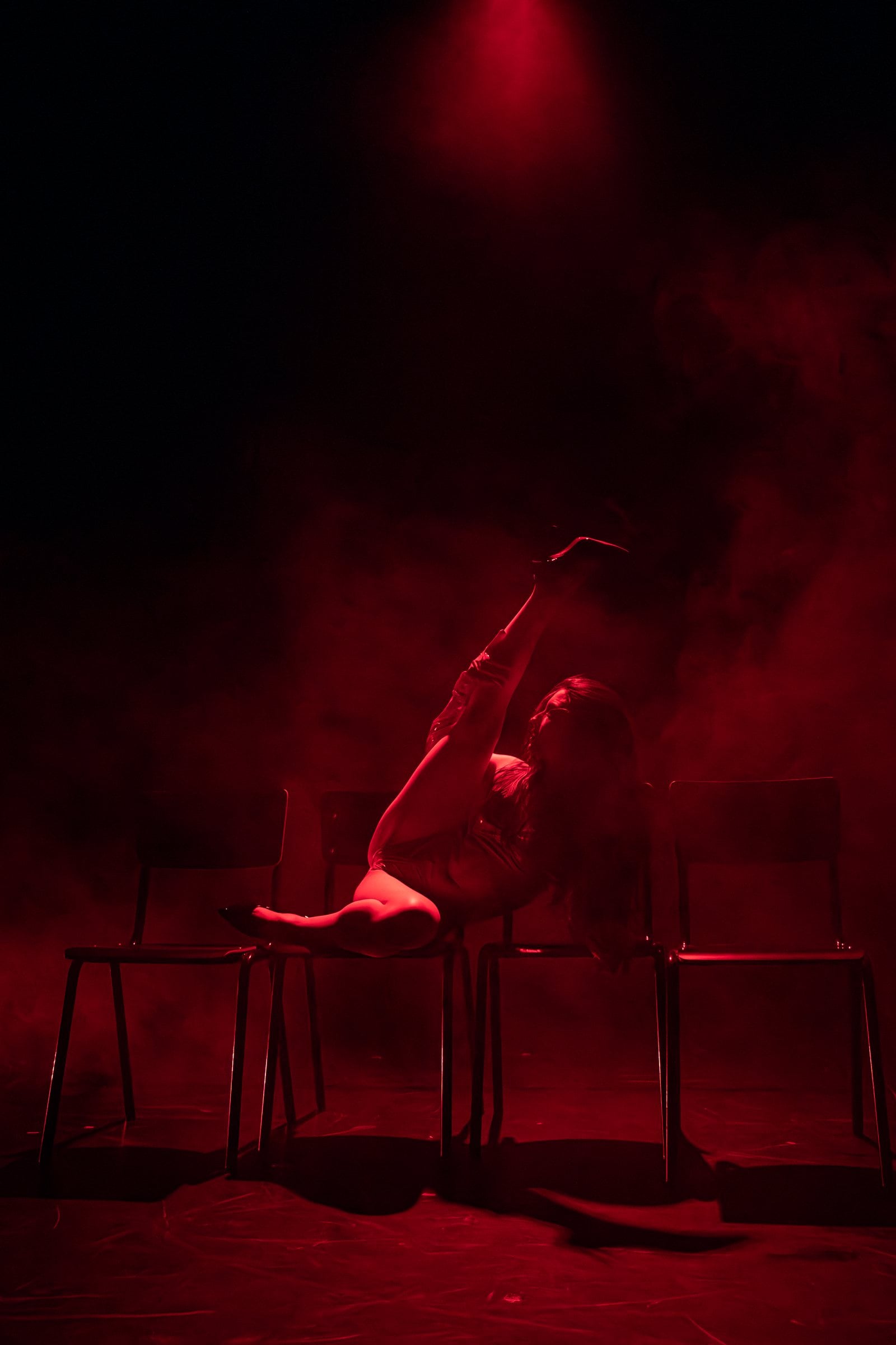 corps renversé sur les chaises, lumière rouge