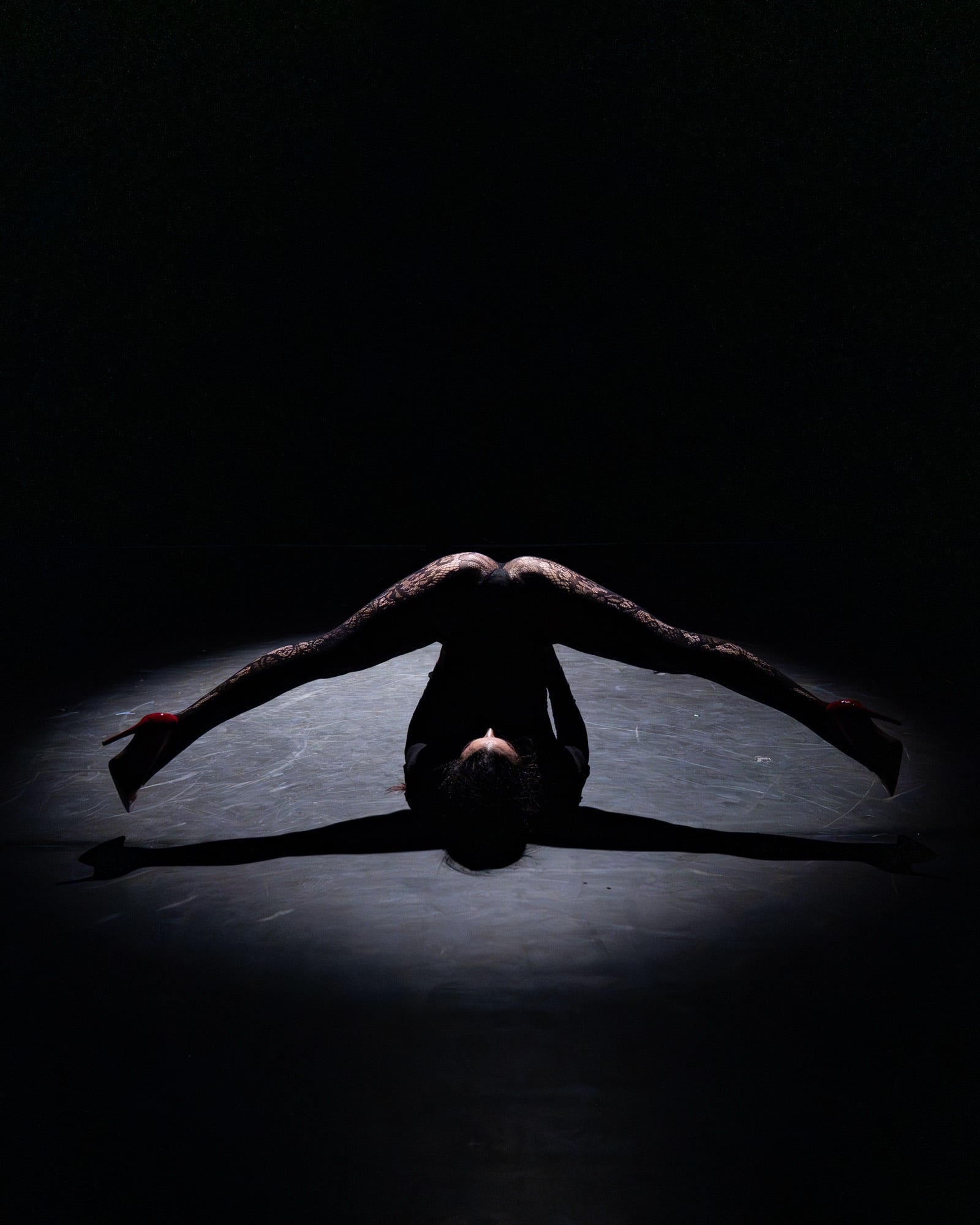 silhouette à contre-jour, bras ouverts