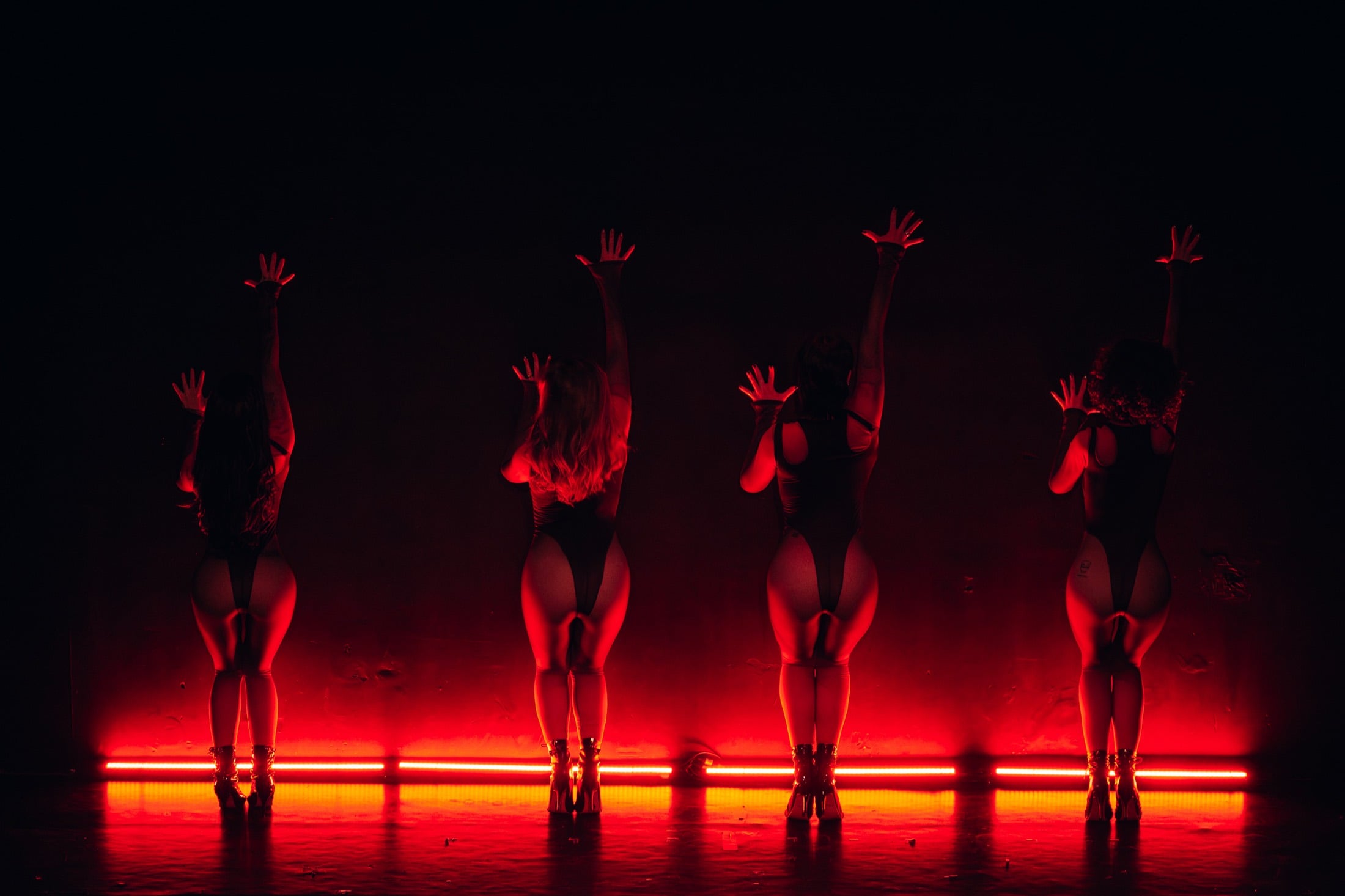 la troupe en ligne à contre-jour