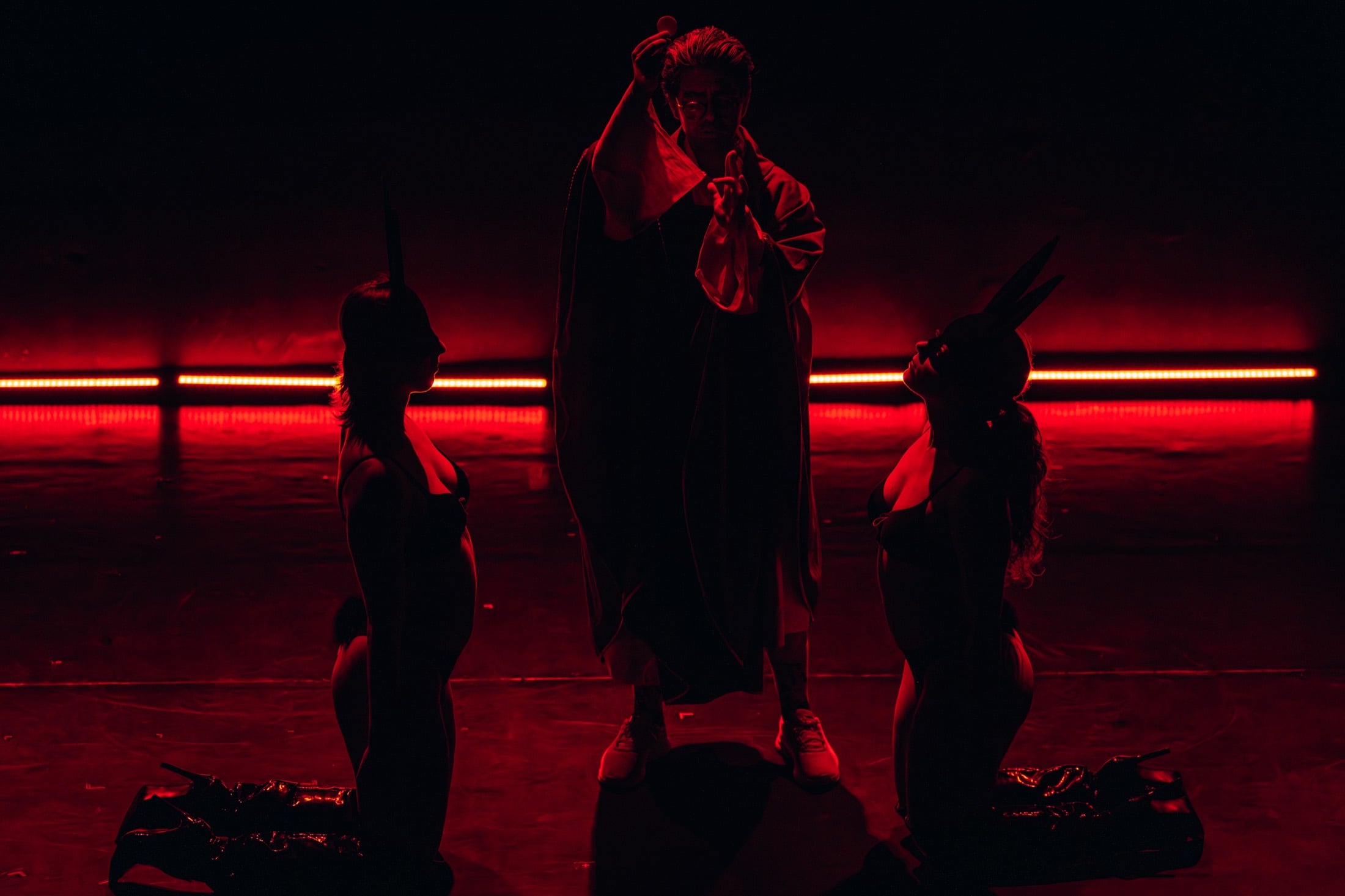 silhouettes devant les néons rouges