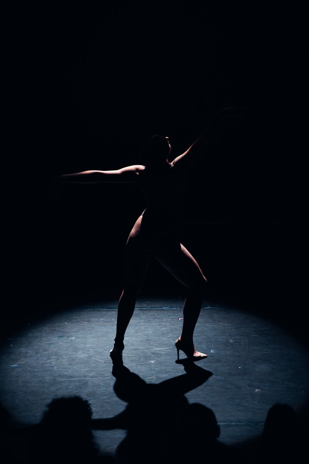 silhouette seule dans la poursuite