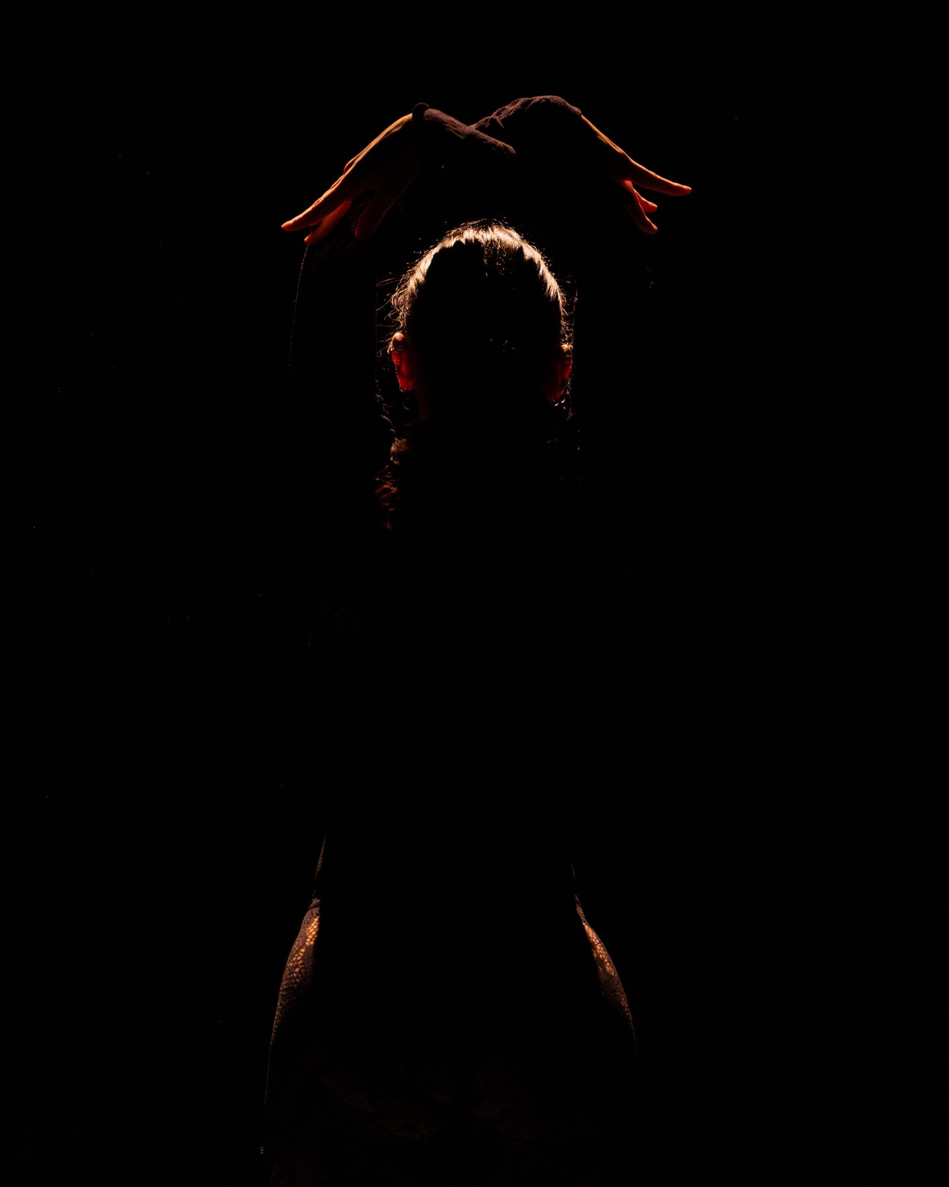 silhouette de dos, cernée de lumière