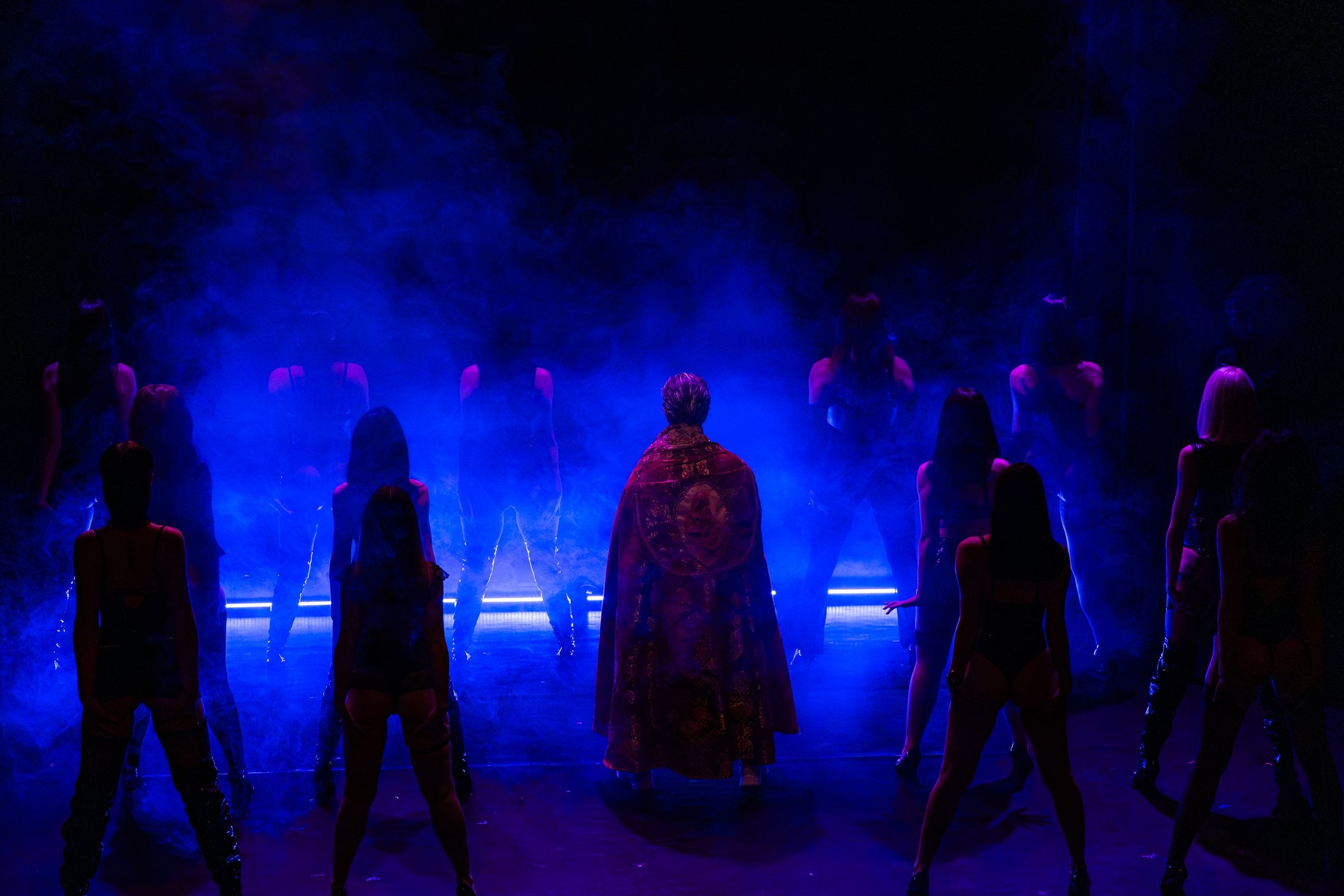 la troupe de dos dans une lumière bleue