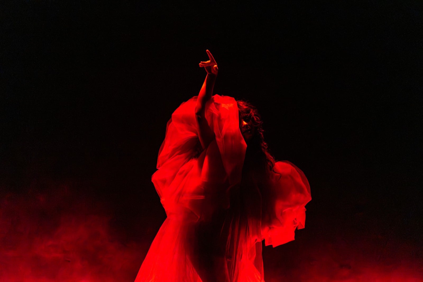 robe de tulle rouge en mouvement